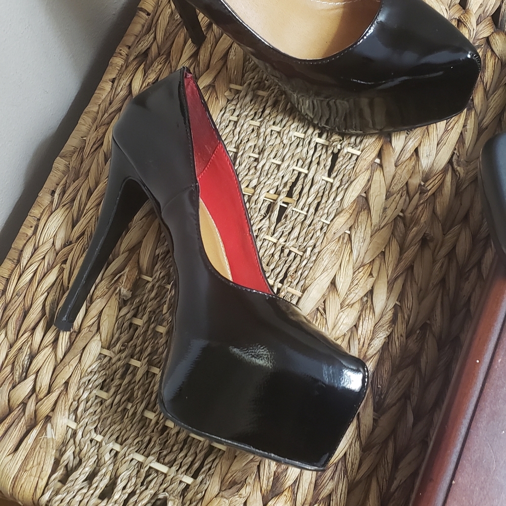Woman platform pump